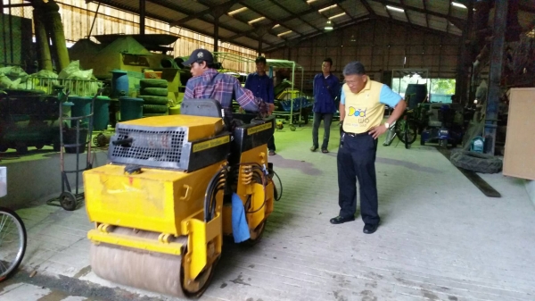 tractor-backhoe ส่งรถบดนั่งขับแบบเอวอ่อน ให้ลูกค้า ฟาร์มจระเข้ สามพราน ถึงที่เลยครับ