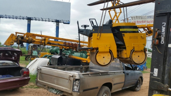 tractor-backhoe ส่งรถบดนั่งขับแบบเอวอ่อน ให้ลูกค้า ฟาร์มจระเข้ สามพราน ถึงที่เลยครับ