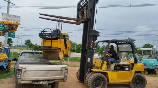tractor-backhoe ส่งรถบดนั่งขับแบบเอวอ่อน ให้ลูกค้า ฟาร์มจระเข้ สามพราน ถึงที่เลยครับ