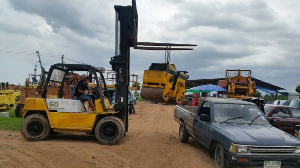 tractor-backhoe ส่งรถบดนั่งขับแบบเอวอ่อน ให้ลูกค้า ฟาร์มจระเข้ สามพราน ถึงที่เลยครับ