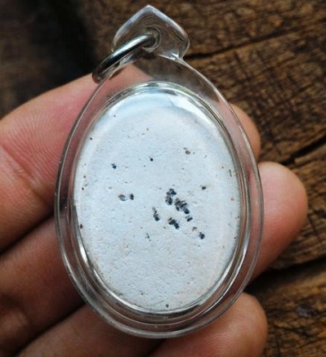 พระผงจักรพรรดิ์ พระเหนือพรหม หลวงปู่ดู่ พรหมปัญโญ หลังมีเม็ดพระธาตุสวยงาม เลี่ยมกรอบกันน้ำพร้อมใช้