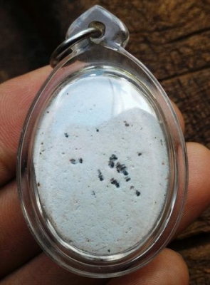 พระผงจักรพรรดิ์ พระเหนือพรหม หลวงปู่ดู่ พรหมปัญโญ หลังมีเม็ดพระธาตุสวยงาม เลี่ยมกรอบกันน้ำพร้อมใช้