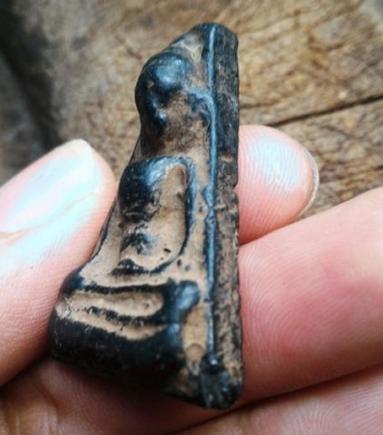 พระผงสุพรรณ คราบเก่าเนื้อสวยมากๆ พระบ้านพระหิ้ง