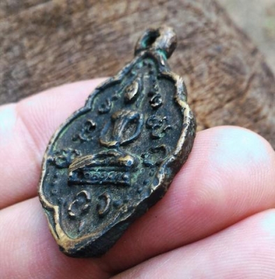เหรียญพระพุทธ H02 หลังยันต์ โลหะหล่อโบราณ