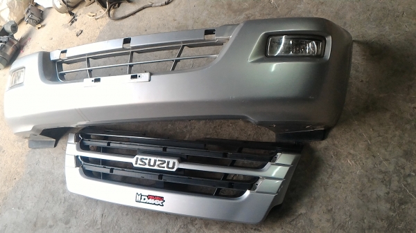 ชุดกระจังหน้าและกันชนหน้ารถ ISUZU รุ่น D - MAX มีไฟตัดหมอกในตัว เป็นตัวที่ติดรถมาจากโรงงาน