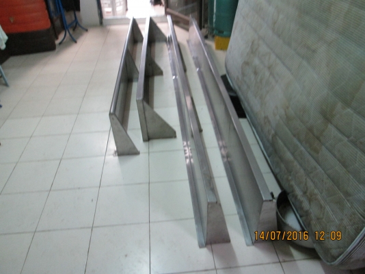 ขายถูกครับ   ชั้นแสตนเลสหนา  มี 4 ตัว  พร้อมติดตั้งได้เลยครับ
