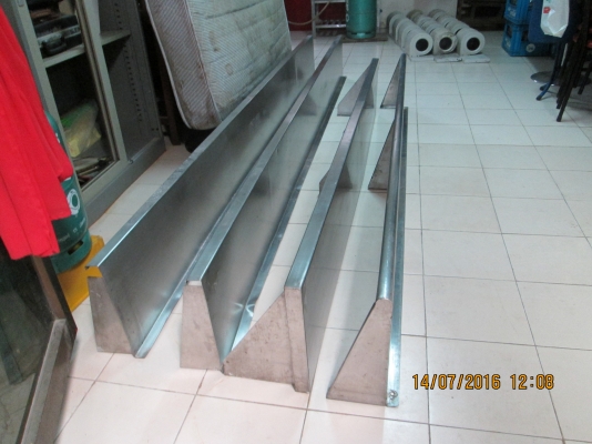 ขายถูกครับ   ชั้นแสตนเลสหนา  มี 4 ตัว  พร้อมติดตั้งได้เลยครับ