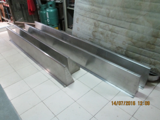 ขายถูกครับ   ชั้นแสตนเลสหนา  มี 4 ตัว  พร้อมติดตั้งได้เลยครับ