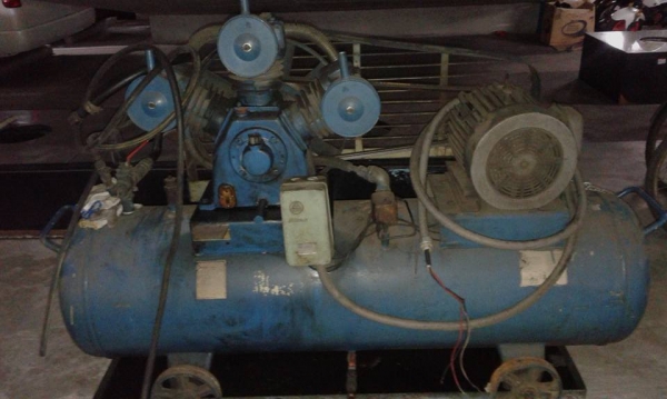 ปั๊มลม ไม่ทราบยี่ห้อไม่ทราบขนาด ป้ายหลุดลอกหายหมด จอดทิ้งไว้นานคับ