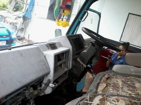 รถ 6 ล้อ ดูดส้วม ( ตัวรถมิตซู หัวอีซุซุ NKR) ราคา 157000 บาท