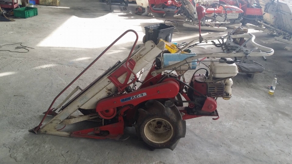 รถเกี่ยวข้าวเดินตามแบบมัดข้าวในตัว KUBOTA  รุ่น  HE305 เก่าญี่ปุ่น เกี่ยวมัด 1 แถว 2