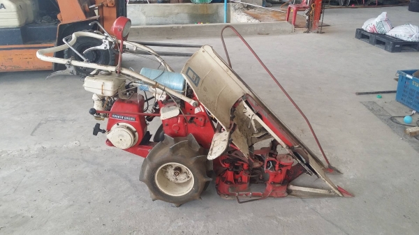 รถเกี่ยวข้าวเดินตามแบบมัดข้าวในตัว KUBOTA  รุ่น  HE305 เก่าญี่ปุ่น เกี่ยวมัด 1 แถว 2