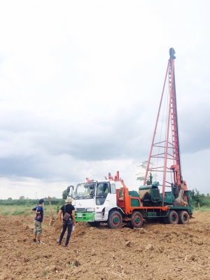 รับตอกเสาเข็มและเข็มเจาะ-  รถเฮียบเครน 5 ตัน-รถแม็คโค pc 200  ให้เช่าโคราช..เขื่อนกันดิน,สะพานนั่งร้าน,รั้วบ้าน,อาคารทั้วไปแบบบมืออาชีพ