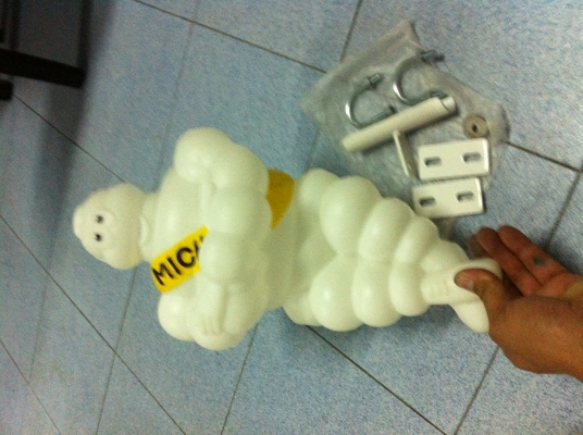 ตุ๊กตามิชลิน ขนาดใหญ่ สูง 16 นิ้ว ท่ากอดอก พร้อมเหล็กยึด