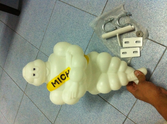 ตุ๊กตามิชลิน ขนาดใหญ่ สูง 16 นิ้ว ท่ากอดอก พร้อมเหล็กยึด