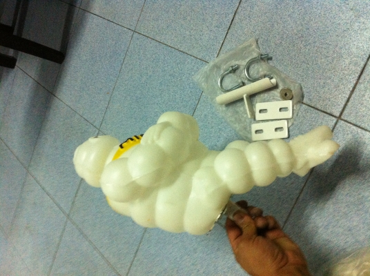 ตุ๊กตามิชลิน ขนาดใหญ่ สูง 16 นิ้ว ท่ากอดอก พร้อมเหล็กยึด