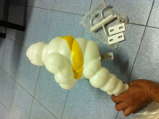 ตุ๊กตามิชลิน ขนาดใหญ่ สูง 16 นิ้ว ท่ากอดอก พร้อมเหล็กยึด