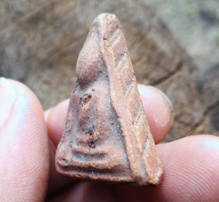 พระนางพญา ด้านหน้าฝังพระธาตุ เก่ามีคราบตามยุค