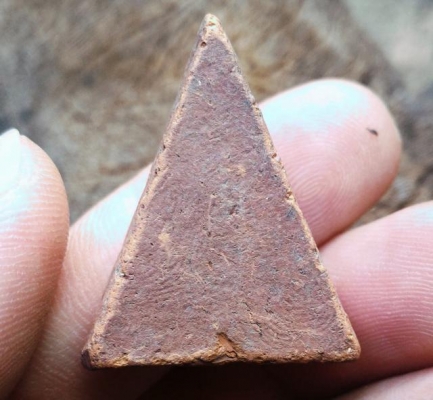 พระนางพญา ด้านหน้าฝังพระธาตุ เก่ามีคราบตามยุค