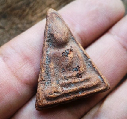 พระนางพญา ด้านหน้าฝังพระธาตุ เก่ามีคราบตามยุค