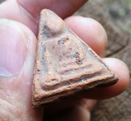 พระนางพญา ด้านหน้าฝังพระธาตุ เก่ามีคราบตามยุค