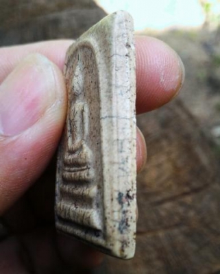 พระสมเด็จวัดระฆัง V02 เนื้อแตกลายสวยคราบเก่าเกรอะน้ำตาลแดงใต้ฐาน