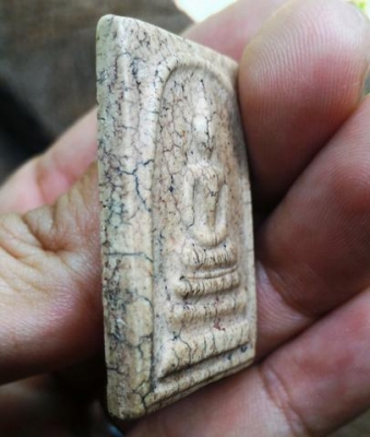 พระสมเด็จวัดระฆัง V02 เนื้อแตกลายสวยคราบเก่าเกรอะน้ำตาลแดงใต้ฐาน