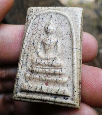 พระสมเด็จวัดระฆัง V02 เนื้อแตกลายสวยคราบเก่าเกรอะน้ำตาลแดงใต้ฐาน