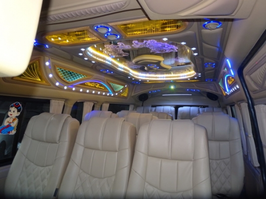 รถตู้เกียร์ ออโต้ / แต่งVIPเต็มๆทั้งคัน ปี2013