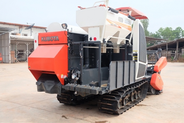 ขายรถเกี่ยวข้าวคูโบต้า DC70  ดาวน์ 150,000 บาท รถใหม่ใช้งานได้ปกติ