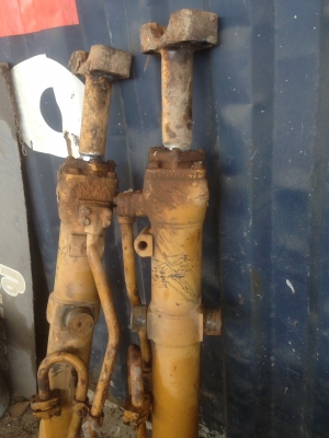 กระบอกไฮโดรลิค คู่หน้าCat D4D