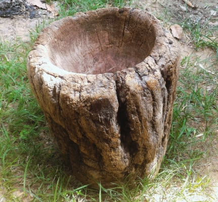 ครกไม้โบราณ ขนาดใหญ่ พร้อมสากไม้ยาวๆ น้ำหนักเยอะ ขุดด้วยมือ ลายไม้ธรรมชาติ ใช้ตกแต่งบ้านเรือน ร้านค้า อายุมากกว่า 80ปี สวยแปลก