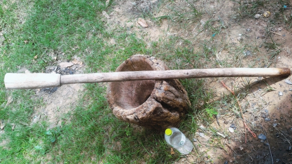 ครกไม้โบราณ ขนาดใหญ่ พร้อมสากไม้ยาวๆ น้ำหนักเยอะ ขุดด้วยมือ ลายไม้ธรรมชาติ ใช้ตกแต่งบ้านเรือน ร้านค้า อายุมากกว่า 80ปี สวยแปลก