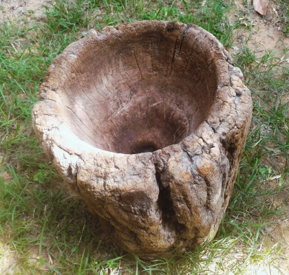 ครกไม้โบราณ ขนาดใหญ่ พร้อมสากไม้ยาวๆ น้ำหนักเยอะ ขุดด้วยมือ ลายไม้ธรรมชาติ ใช้ตกแต่งบ้านเรือน ร้านค้า อายุมากกว่า 80ปี สวยแปลก