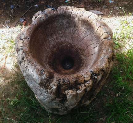 ครกไม้โบราณ ขนาดใหญ่ พร้อมสากไม้ยาวๆ น้ำหนักเยอะ ขุดด้วยมือ ลายไม้ธรรมชาติ ใช้ตกแต่งบ้านเรือน ร้านค้า อายุมากกว่า 80ปี สวยแปลก