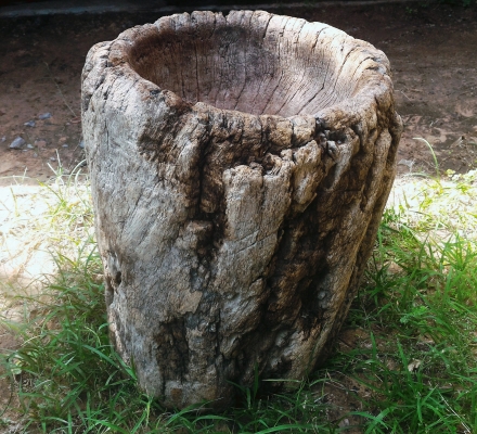 ครกไม้โบราณ ขนาดใหญ่ พร้อมสากไม้ยาวๆ น้ำหนักเยอะ ขุดด้วยมือ ลายไม้ธรรมชาติ ใช้ตกแต่งบ้านเรือน ร้านค้า อายุมากกว่า 80ปี สวยแปลก