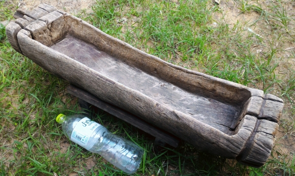 รางไม้โบราณขนาดใหญ่ ขุดด้วยมือ ไม้เนื้อแข็งหนักมากๆ อายุ 80ปีขึ้นไป ลวดลายธรรมชาติ ใช้ตกแต่งบ้าน ร้านค้า จัดสวนหย่อม ปลูกไม้ดอกไม้ประดับ สวยแปลก