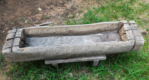 รางไม้โบราณขนาดใหญ่ ขุดด้วยมือ ไม้เนื้อแข็งหนักมากๆ อายุ 80ปีขึ้นไป ลวดลายธรรมชาติ ใช้ตกแต่งบ้าน ร้านค้า จัดสวนหย่อม ปลูกไม้ดอกไม้ประดับ สวยแปลก