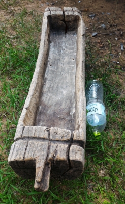 รางไม้โบราณขนาดใหญ่ ขุดด้วยมือ ไม้เนื้อแข็งหนักมากๆ อายุ 80ปีขึ้นไป ลวดลายธรรมชาติ ใช้ตกแต่งบ้าน ร้านค้า จัดสวนหย่อม ปลูกไม้ดอกไม้ประดับ สวยแปลก