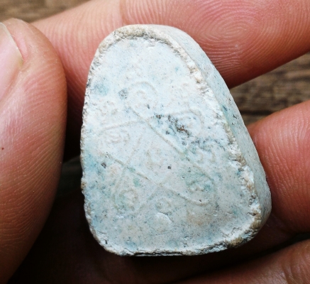 พระปิดตา หลวงปู่ทิม หลวงพ่อสาครเสก ด้านหน้าโรยแร่โลหะพิเศษ ด้านหลังยันต์ประจำตัวหลวงปู่