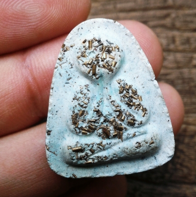 พระปิดตา หลวงปู่ทิม หลวงพ่อสาครเสก ด้านหน้าโรยแร่โลหะพิเศษ ด้านหลังยันต์ประจำตัวหลวงปู่