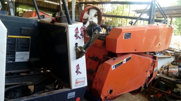 รถเกี่ยวข้าว DC 68 g  ปี 54  ชั่วโมง 1068