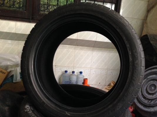 ขายยางDunrop 275/40/18  ปีผลิต 1313 RUN FLATE  MADE IN GERMANY