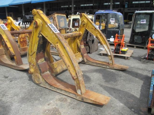 ขาย ตัวหนีบไม้ ใส่กับรถ WHEEL LOADER 25,000 บาท สนใจติดต่อ 092 315 8787