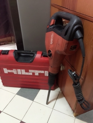 ขายเครื่องสกัดแย็กไฟฟ้าตัวใหญ่สภาพดีเดิมยี่ห้อHILTIรุ่นTE-700AVRราคาไม่แพงครับ ขายเครื่องสกัดแย็กไฟฟ้าตัวใหญ่สภาพดีเดิมยี่ห้อHILTIรุ่นTE-700AVRราคาไม่แพงครับ