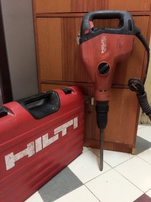 ขายเครื่องสกัดแย็กไฟฟ้าตัวใหญ่สภาพดีเดิมยี่ห้อHILTIรุ่นTE-700AVRราคาไม่แพงครับ