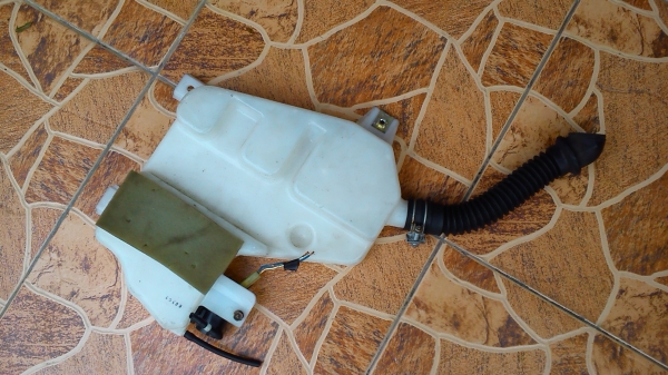 กระป๋องฉีดน้ำกระจกแบบแบน พร้อมมอเตอร์ฉีดกระจก ของรถ TOYOTA ไม่ทราบรุ่น กระป๋องฉีดน้ำกระจกแบบแบน พร้อมมอเตอร์ฉีดกระจก ของรถ TOYOTA ไม่ทราบรุ่น