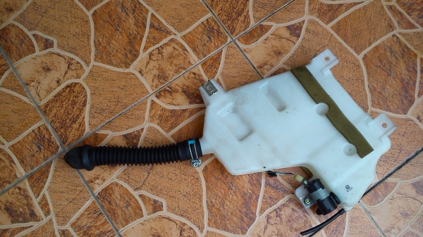 กระป๋องฉีดน้ำกระจกแบบแบน พร้อมมอเตอร์ฉีดกระจก ของรถ TOYOTA ไม่ทราบรุ่น กระป๋องฉีดน้ำกระจกแบบแบน พร้อมมอเตอร์ฉีดกระจก ของรถ TOYOTA ไม่ทราบรุ่น