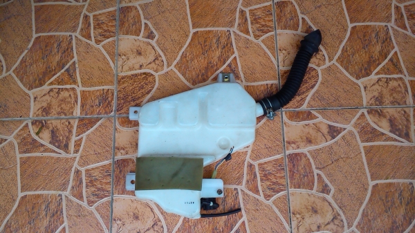 กระป๋องฉีดน้ำกระจกแบบแบน พร้อมมอเตอร์ฉีดกระจก ของรถ TOYOTA ไม่ทราบรุ่น