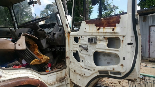 รถบรรทุกติดเครนยี่ห้ออีโน่ รุ่น FD เครนขนาด 3 ตัน สภาพแซซซีสวยมาก รถบรรทุกติดเครนยี่ห้ออีโน่ รุ่น FD เครนขนาด 3 ตัน สภาพแซซซีสวยมาก